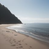 【潮の流れ】海で注意したい方向 | 安全に泳ぐための知識 をイメージした 広角の風景 の写真