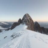 【登山】山頂への道のりと | 登頂した時の達成感 をイメージした 広角の風景、山 の写真
