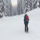 【ウィンタースポーツ】レディースの装備 | 雪道を歩く濡れ対策の選び方 をイメージした 広角の風景、冬、雪景色 の写真
