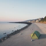 【シーバス】堤防での釣り | 魚の活性を上げる方法とコツ をイメージした 広角の風景 の写真