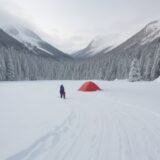 【ウィンタースポーツ】初心者向けのウェア選び | 冬の山での服装ガイド をイメージした 広角の風景、冬、山、冬 の写真