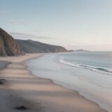 【潮の流れ】海での危険な場所 | 安全に釣りをするための注意点 をイメージした 広角の風景 の写真
