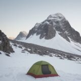 【登山】初心者が揃えるべき基本装備 | 予算と選び方の目安 をイメージした 広角の風景、山 の写真