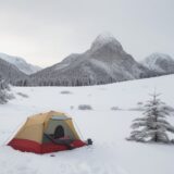 【冬山登山】必要な装備リスト | 雪山での安全な歩き方 をイメージした 広角の風景、山、冬、山、ハイキング、雪景色 の写真