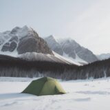 【登山ウェア】静電気を防ぐ対策 | 冬の山行で役立つ除去方法 をイメージした 広角の風景、ハイキング、山、冬 の写真