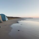 【潮位】海釣りで孤立しないための準備 | 安全なタイミングの選び方 をイメージした 広角の風景 の写真