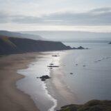 【潮位】海釣りのタイミング | 魚の動きと潮の流れの関係 をイメージした 広角の風景 の写真