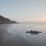 【潮位】海釣りの孤立を防ぐ | 安全なタイミングの確認方法 をイメージした 広角の風景 の写真