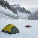 【低体温症】登山のリスクを減らす準備 | 体を冷やさないための対策 をイメージした 広角の風景、山 の写真