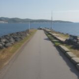 【アジ釣り】堤防での釣り方 | おすすめの時期とコツ をイメージした 広角の風景 の写真