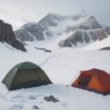 【低体温症】登山のリスクを防ぐ装備 | 持っておきたい対策グッズ をイメージした 広角の風景、山 の写真