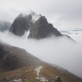 【登山】霧が晴れて視界が開ける瞬間 | 山頂からの景色とルート案内 をイメージした 広角の風景、山 の写真