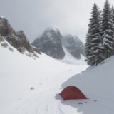 【登山】視界不良のときの歩き方 | 安全な下山の対処法 をイメージした 広角の風景、山 の写真