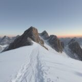 【登山】稜線を歩くルート | 風が吹き抜ける山頂への道 をイメージした 広角の風景、稜線 の写真