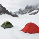 【低体温症】登山の現場で役立つ応急処置 | 体温を上げる方法と対策 をイメージした 広角の風景、山 の写真