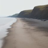 【潮位】低い時間帯の海辺歩き | 注意したい危険なポイント をイメージした 広角の風景 の写真