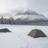 【低体温症】登山の意識混濁への対処法 | 体温を維持する対策と応急処置 をイメージした 広角の風景、山 の写真
