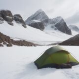 【低体温症】登山の危険なサイン | 体の状態と対処法を解説 をイメージした 広角の風景、山 の写真