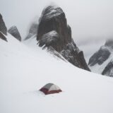 【登山】霧での停滞判断 | 安全に下山するための基準 をイメージした 広角の風景、山 の写真