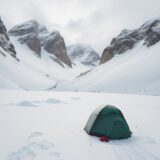 【ウィンタースポーツ】ソロで挑む雪山 | 必要な道具と準備リスト をイメージした 広角の風景、冬、山、山、雪景色 の写真