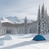 【ウィンタースポーツ】初心者が転倒を防ぐコツ | 雪山での滑り方と体の動かし方 をイメージした 広角の風景、冬 の写真