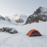 【登山】湿度が体感温度に与える影響 | 服装選びのポイント をイメージした 広角の風景、山 の写真