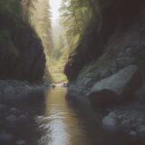 【脱出法】川の流れに巻き込まれた時の対処 | 生き残るための動作と手順 をイメージした 広角の風景、川 の写真