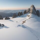 【登山】稜線の視界が回復するタイミング | 山頂へのルート確認方法 をイメージした 広角の風景、稜線 の写真