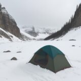 【低体温症】登山のリスクを減らす装備 | 体温を維持する服装の選び方 をイメージした 広角の風景、山 の写真