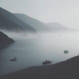 【海釣り】霧で視界が遮られる状況 | 限界値での判断と安全対策 をイメージした 広角の風景 の写真