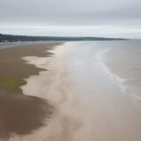 【潮位】満潮時の浸水リスク | 海辺のキャンプでの対策方法 をイメージした 広角の風景 の写真