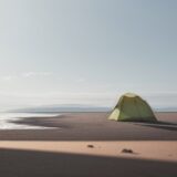 【海釣り】風向きと潮の変化 | 釣果を変えるタイミングの見極め方 をイメージした 広角の風景 の写真