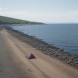 【タコ釣り】堤防での根掛かりを防ぐ方法 | 仕掛けの選び方とコツ をイメージした 広角の風景 の写真