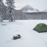 【低温症】登山の現場で役立つ応急処置 | 体温を上げる方法と対策 をイメージした 広角の風景、山 の写真