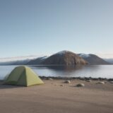 【ヒラメ釣り】狙い目の潮回り | 釣果を上げるタイミングと選び方 をイメージした 広角の風景 の写真
