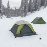 【ウィンタースポーツ】装備リストで備える | 冬山での忘れ物防止策 をイメージした 広角の風景、冬、山、冬 の写真