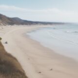 【潮の流れ】子供と海へ行く時の注意点 | 危険な場所の見極め方 をイメージした 広角の風景 の写真