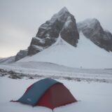 【登山】稜線の低温症を防ぐ装備 | 体温を維持する対策と準備 をイメージした 広角の風景、山、稜線 の写真
