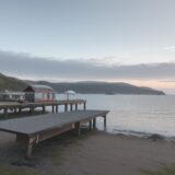 【タチウオ】堤防での釣り方 | 活性が低い時の対策と仕掛け をイメージした 広角の風景 の写真