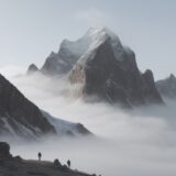 【登山】霧での停滞判断 | 安全な下山のための基準 をイメージした 広角の風景、山 の写真