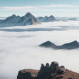 【登山】稜線を歩くルート | 足元に広がる雲の流れ をイメージした 広角の風景、稜線 の写真