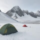 【登山道具】メンテナンス管理を効率化 | おすすめの記録アプリ活用法 をイメージした 広角の風景、山 の写真