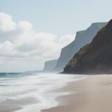 【離岸流】風向きで変わる流れ | 海での危険な場所と対策 をイメージした 広角の風景 の写真
