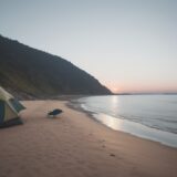 【アジ釣り】夜の潮読みコツ | ポイント選びとタイミング をイメージした 広角の風景 の写真