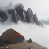 【登山】霧での視界不良への備え | 安全なルート歩きの方法 をイメージした 広角の風景、山 の写真