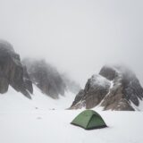 【登山】霧で視界が悪い時の歩き方 | 安全な回避ルートの選び方 をイメージした 広角の風景、山 の写真