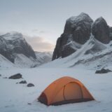 【登山用具】安全に山を歩くための道具 | 危険を避ける選び方と使い方 をイメージした 広角の風景、山 の写真