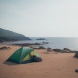 【海岸】安全に歩くための服装 | 持っておきたい装備品の一覧 をイメージした 広角の風景 の写真