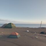 【海洋汚染】海に流れ込むゴミの実態 | 沿岸部の現状と対策について をイメージした 広角の風景 の写真