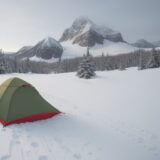 【登山準備】季節に合わせた持ち物 | 安全な装備の選び方 をイメージした 広角の風景、山 の写真